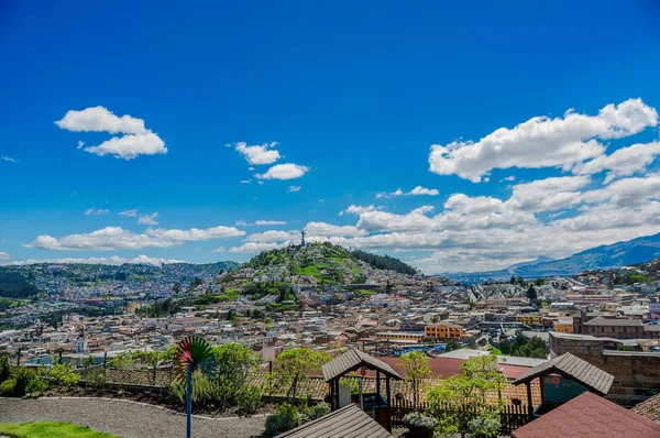 QUITO, ECUADOR, FEVEREIRO 02, 2018: Vista alta da cidade de Quito e alguns edifícios, com a colina Panecillo no topo da montanha — Fotografia de Stock