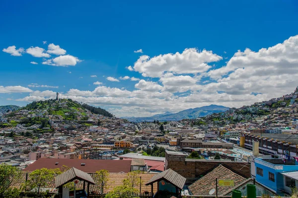 QUITO, ECUADOR, FEVEREIRO 02, 2018: Vista alta da cidade de Quito e alguns edifícios, com a colina Panecillo no topo da montanha — Fotografia de Stock