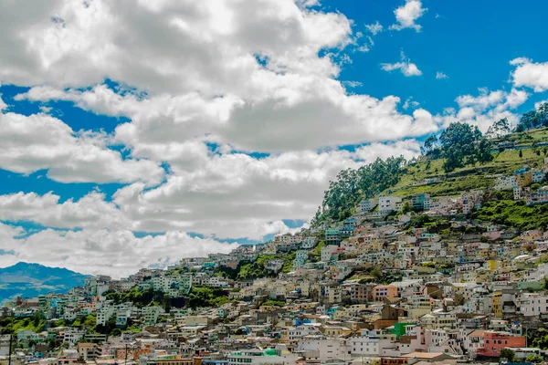 QUITO, ECUADOR, 02 DE FEBRERO DE 2018: Mirador de la ciudad de Quito en el distrito de San Juan y ciudad colonial —  Fotos de Stock