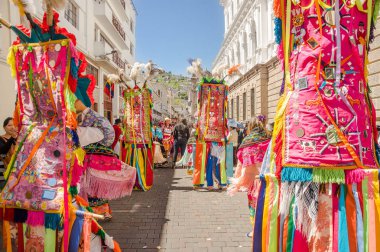 Quito, Ekvator - 11 Ocak 2018: Eşarplı renkli elbise giyen ve Quito, Ekvator bir geçit töreni sırasında sokaklarda dans kimliği belirsiz kişi açık görünüm