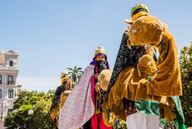 Quito, Ekvator - 11 Ocak 2018: kimliği belirsiz biri sahte bir deve sürme ve Quito, Ekvator içinde geçit töreni sırasında sokaklarda yürüyüş bilgeler giyinen kapat