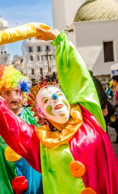 Quito, Ekvator - 11 Ocak 2018: Giyim Eşyası tanımlanamayan halkı kadar yakın ve kostüm palyaço ve geçit töreninde Quito, Ekvator boyunca sokaklarda yürüme maske