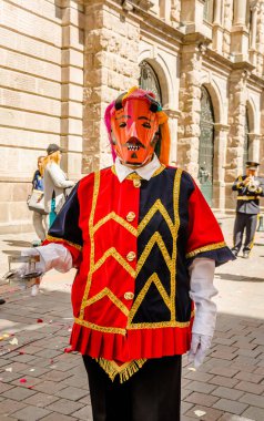 Quito, Ekvator - 11 Ocak 2018: kimliği belirsiz adam şeytan maskeli kırmızı elbiseler ile ve Quito, Ekvator içinde geçit töreni sırasında sokaklarda yürüyüş kapat