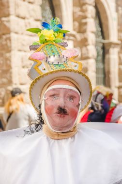 Quito, Ekvator - 11 Ocak 2018: Kimliği belirsiz kişi maske takıyor ve Quito, Ekvator kentinde bir geçit töreni sırasında sokaklarda yürüyüş portresi