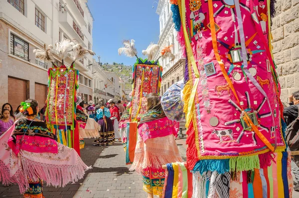 Quito, Ecuador - 11 de enero de 2018: Vista al aire libre de personas no identificadas que usan ropa colorida con plumas y bailan en las calles durante un desfile en Quito, Ecuador — Foto de Stock