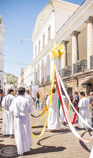 Quito, Equador - 11 de janeiro de 2018: Vista ao ar livre de pessoas não identificadas vestindo vestidos brancos e andando pelas ruas durante um desfile em Quito, Equador — Fotografia de Stock