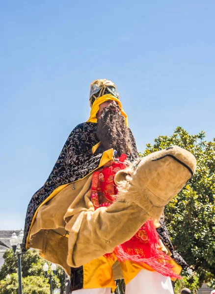 Quito, Ekvator - 11 Ocak 2018: kimliği belirsiz biri sahte bir deve sürme ve Quito, Ekvator içinde geçit töreni sırasında sokaklarda yürüyüş bilgeler giyinen kapat