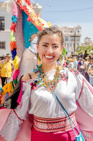 Quito, Ekvator - 11 Ocak 2018: Yerli bir giyim eşyası ve Quito, Ekvator bir geçit töreni sırasında sokaklarda yürüyüş güzel genç kadın portresi