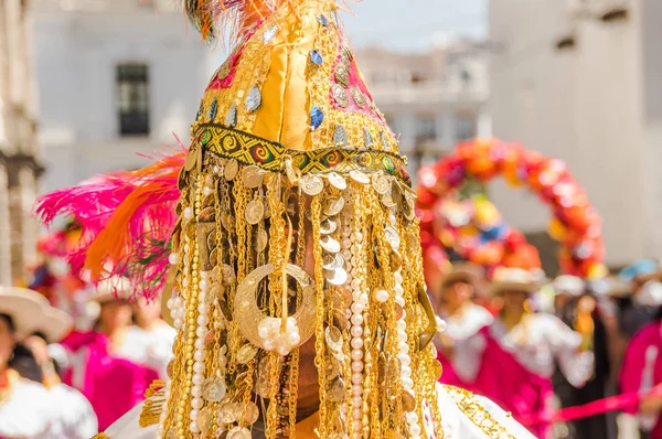 Quito, Ecuador - 11 gennaio 2018: Vista esterna di persone non identificate che indossano una maschera con perline dorate, che ballano per le strade durante una sfilata a Quito, Ecuador — Foto Stock