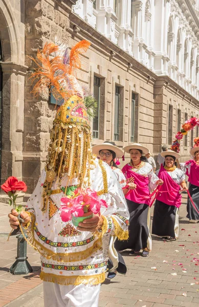 Quito, Equador - 11 de janeiro de 2018: Vista ao ar livre de pessoas não identificadas usando uma máscara com contas douradas, dançando nas ruas durante um desfile em Quito, Equador — Fotografia de Stock