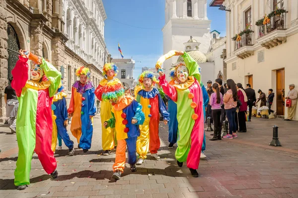 Quito, Ekvator - 11 Ocak 2018: Kimliği belirsiz kişi giyiyor kıyafet ve maske kostüm palyaço ve Quito, Ekvator içinde geçit töreni sırasında sokaklarda yürüyüş