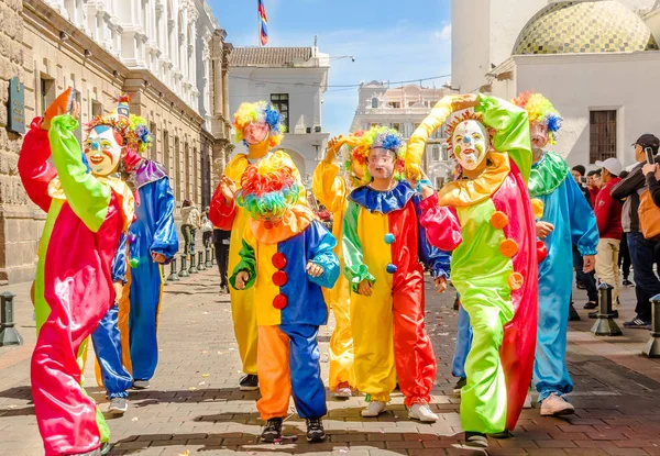 厄瓜多尔基多-2018年1月11日: 在厄瓜多尔基多市举行的游行中, 身份不明的人穿着衣服, 面具小丑, 在街上散步。 — 图库照片