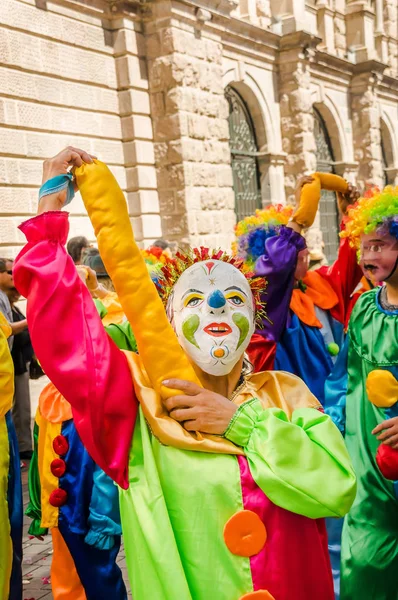Quito, Ekvator - 11 Ocak 2018: Giyim Eşyası tanımlanamayan halkı kadar yakın ve kostüm palyaço ve geçit töreninde Quito, Ekvator boyunca sokaklarda yürüme maske