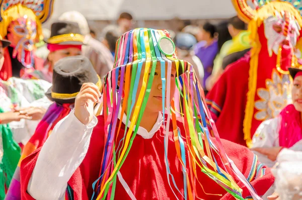 Quito, Ecuador - 11 januari 2018: Close-up van ongeïdentificeerde man dragen kleurrijke kleding en poosing in de straten tijdens een parade in Quito, Ecuador — Stockfoto