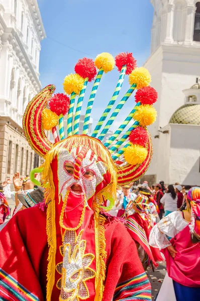 Quito, Ecuador - 11 gennaio 2018: Primo piano di un uomo non identificato che indossa abiti colorati e fa popo per le strade durante una sfilata a Quito, Ecuador — Foto Stock