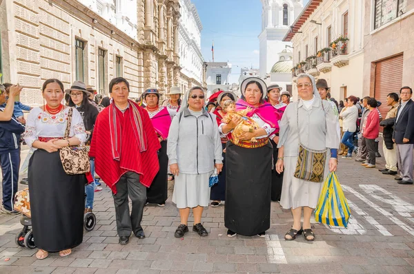 Κίτο, Εκουαδόρ - 11 Ιανουαρίου 2018: Εξωτερική άποψη των αγνώστων ατόμων φορώντας αυτόχθονες ρούχα και κάποιες cloistress που παρουσιάζουν στο ύπαιθρο, στους δρόμους κατά τη διάρκεια μια παρέλαση στο Κίτο, Εκουαδόρ — Φωτογραφία Αρχείου