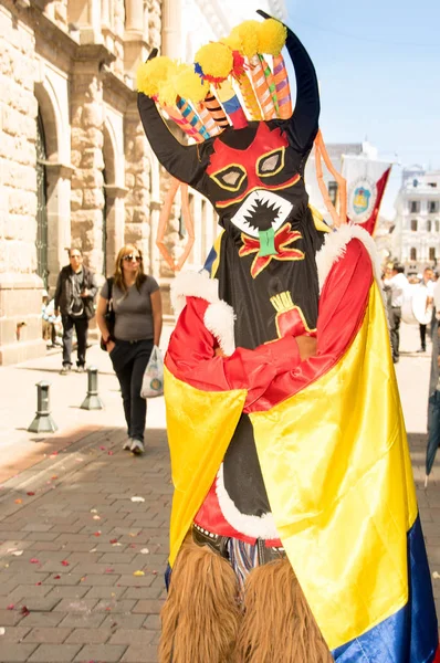 Quito, Ekvádor - 11. ledna 2018: Zblízka z neidentifikovaného muže na sobě masku ďábla a procházky v ulicích během přehlídky v městě Quito, Ekvádor — Stock fotografie