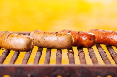 Barbekü Izgara dört ızgara sosis kapatın. Bahçede Barbekü. Arka plan bulanık Bavyera sosis