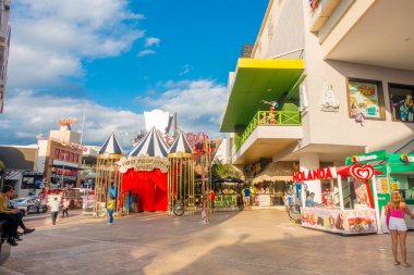 Cancun, Meksika - 10 Ocak 2018: açık havada Cancuns otel bölge restoran ve Bar gün boyunca çevre zevk, kimliği belirsiz kişi