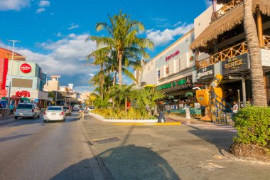 Cancun, Meksika - 10 Ocak 2018: açık havada Cancuns otel bölge restoran ve Bar gün boyunca çevre zevk, kimliği belirsiz kişi