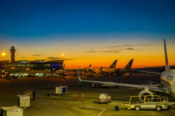 ХУСТОН, ЭРУ, ЯНВАРЬ, 29 января 2018 года: вид снаружи на Boeing 777-200 авиакомпании United Airlines в аэропорту Хьюстона на закате солнца — стоковое фото