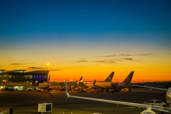 HOUSTON, EEUU, 29 มกราคม ค.ศ. 2018: วิวกลางแจ้งที่สวยงามของ Boeing 777-200 ของ United Airlines ในสนามบินฮุสตันตอนพระอาทิตย์ตก — ภาพถ่ายสต็อก