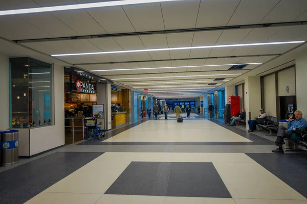 Χιούστον, Eeuu, Ιανουάριος 29, 2018: Εσωτερική άποψη των αγνώστων ανθρώπων που περπατούν κοντά σε πολλά εστιατόρια μέσα σε ένα διάδρομο αεροδρομίου Χιούστον — Φωτογραφία Αρχείου
