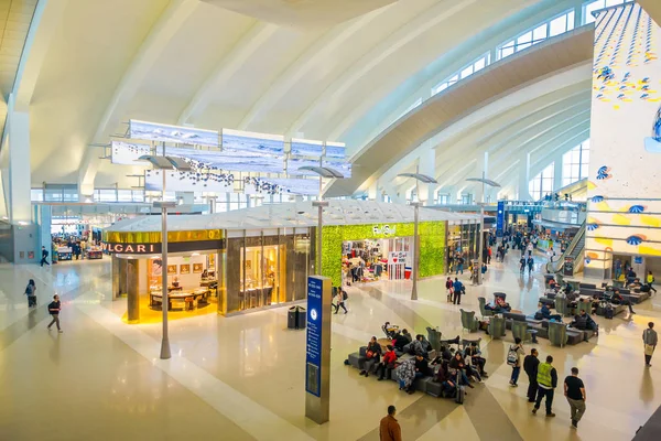 LOS ANGELES, EEUU, GENNAIO, 29, 2018: Sopra vista di persone non identificate che camminano vicino a molti negozi all'interno dell'aeroporto internazionale di Los Angeles LAX, l'aeroporto principale che serve — Foto Stock