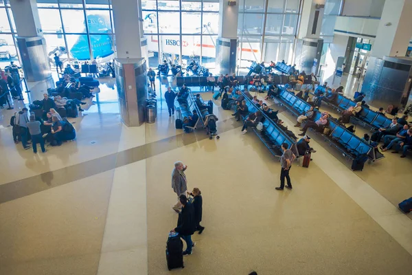 LOS ANGELES, EEUU, JANEIRO, 29, 2018: Pessoas não identificadas sentadas nas cadeiras esperando dentro do aeroporto para voos de partida, do Aeroporto Internacional de Los Angeles LAX, o principal aeroporto — Fotografia de Stock