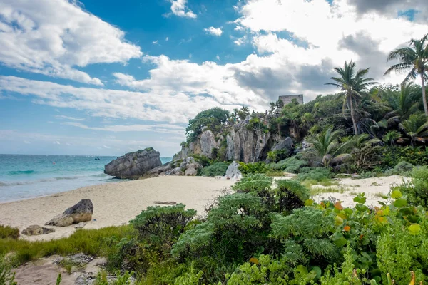 Increíble hermosa vista de la playa con agua turquesa, algunas palmeras y vegetación verde en un día de gorgeos con cielo azul y arena blanca cerca de las ruinas mayas de Tulum. Riviera Maya, en México — Foto de Stock