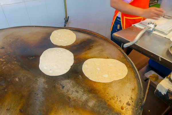 Gros plan de tortillas de maïs sur un plateau métallique à l'intérieur d'un réaturant au Mexique — Photo