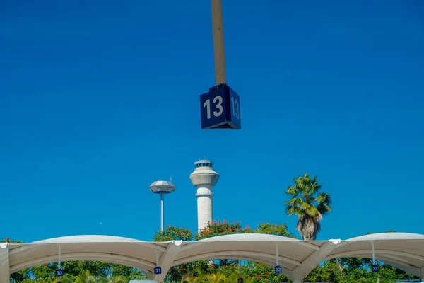 CANCUN, MÉXICO - 10 DE ENERO DE 2018: Vista al aire libre del área de estacionamiento con un número 13 con un control de torre detrás en la entrada del Aeropuerto Internacional de Cancún, México — Foto de Stock