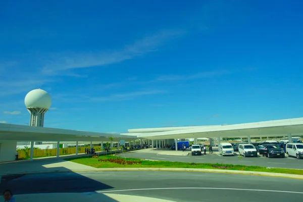 CANCUN, MEXIQUE - 10 JANVIER 2018 : Belle vue extérieure de nombreuses voitures stationnées dans une aire de stationnement à l'entrée de l'aéroport international de Cancun, Mexique — Photo