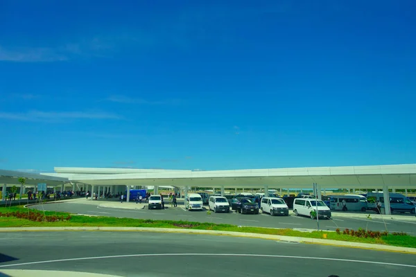 CANCUN, MÉXICO - 10 DE ENERO DE 2018: Hermosa vista al aire libre de muchos coches aparcados en una zona de estacionamiento en la entrada del Aeropuerto Internacional de Cancún, México —  Fotos de Stock
