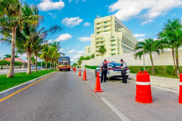 CANCUN, MÉXICO - 10 DE ENERO DE 2018: Vista al aire libre de un coche de policía con dos policías en la carretera al entrar a la zona de Cancún — Foto de Stock