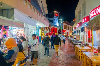Cancun, Meksika - 10 Ocak 2018: açık havada yürüyüş ve merkezi Cancuns oteli çevreleyen bölge restoranlar ve barlar, gece hayatı zevk, kimliği belirsiz kişi