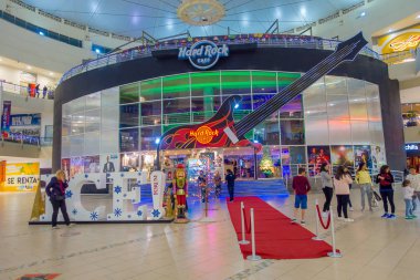 Cancun, Meksika - 22 Ocak 2015: Güzel kapalı kimliği belirsiz kişi Cancun hotel bölgesinde Forum içinde yürüyüş modern alışveriş zevk için turistler için popüler bir yer görülmektedir
