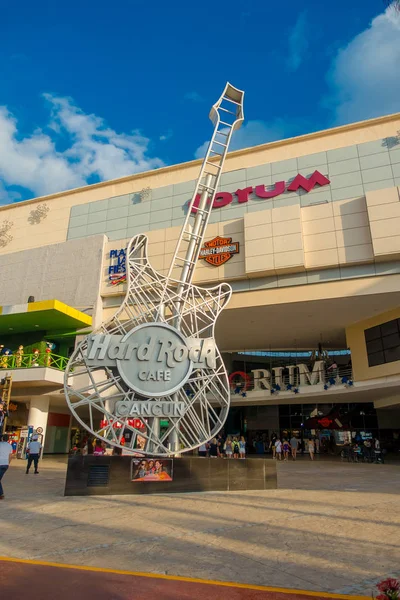 CANCUN, MÉXICO - JANEIRO 10, 2018: Pessoas não identificadas ao ar livre ao lado da estrutura de guitarra metálica Hard Rock Cafe em Cancun no centro do Fórum em Cancuns zona hoteleira — Fotografia de Stock