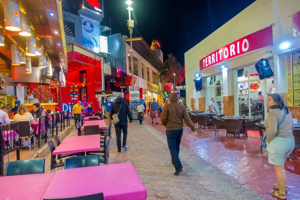CANCUN, MEXIQUE - 10 JANVIER 2018 : Des personnes non identifiées à l'extérieur marchent et profitent de la vie nocturne au centre de la zone hôtelière de Cancuns autour des restaurants et des bars — Photo