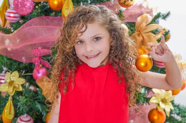 快乐的女孩, 身穿红色上衣, 在圣诞树前举行圣诞舞会, 圣诞概念 — 图库照片