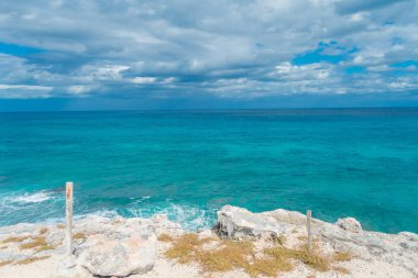 Cliff Isla Mujeres Punta güneş Karayip Denizi, Meksika güzel güneşli bir günde bir su turkuaz ile kenarında güzel açık görünüm