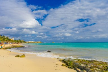 Playa Del Carmen, Meksika'da Yüzme bazı insanlarla güneşli bir günde bir turkuaz su açık güzel gün