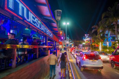 Cancun, Meksika - 10 Ocak 2018: açık havada yürüyüş ve merkezi Cancuns oteli çevreleyen bölge restoranlar ve barlar, fotoğraf çekmek, kimliği belirsiz kişi