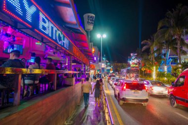 Cancun, Meksika - 10 Ocak 2018: açık havada yürüyüş ve merkezi Cancuns oteli çevreleyen bölge restoranlar ve barlar, fotoğraf çekmek, kimliği belirsiz kişi