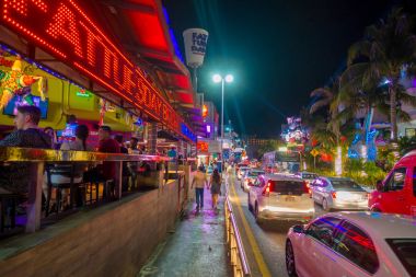 Cancun, Meksika - 10 Ocak 2018: Tanımlanamayan insanlar açık havada zevk gece hayatı ve restoran ve Bar otel Cancuns bölge çevreleyen içinde merkezi fotoğraf çekmek