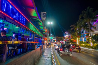 Cancun, Meksika - 10 Ocak 2018: Tanımlanamayan insanlar açık havada zevk gece hayatı ve restoran ve Bar otel Cancuns bölge çevreleyen içinde merkezi fotoğraf çekmek