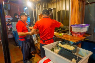 Cancun, Meksika - 10 Ocak 2018: İki erkek bir restaurantat Merkezi Cancuns otel bölgesinde yer alan tipik Meksika yemeği pişirme kapalı görünüm