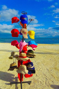 Cancun, Meksika - 10 Ocak 2018: Hediyelik eşya, bir güzel beyaz kum plaj Karayip Denizi Cancun Meksika ile gibi çeşitli spor şapkalar kapat