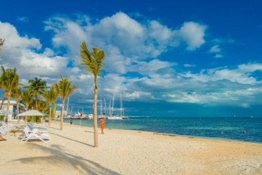 Cancun, Meksika - 10 Ocak 2018: güzel açık görünümünde, beyaz kum plaj Karayip Denizi Cancun Meksika kimliği belirsiz insanlar