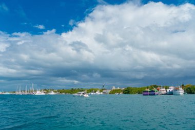 Cancun, Meksika - 10 Ocak 2018: Isla Mujeres Karayip Denizi, yaklaşık 13 kilometre Yucatan Yarımadası kıyılarında bir adadır. Adanın bazı 7 kilometre uzun ve 650 metre genişliğinde olduğunu